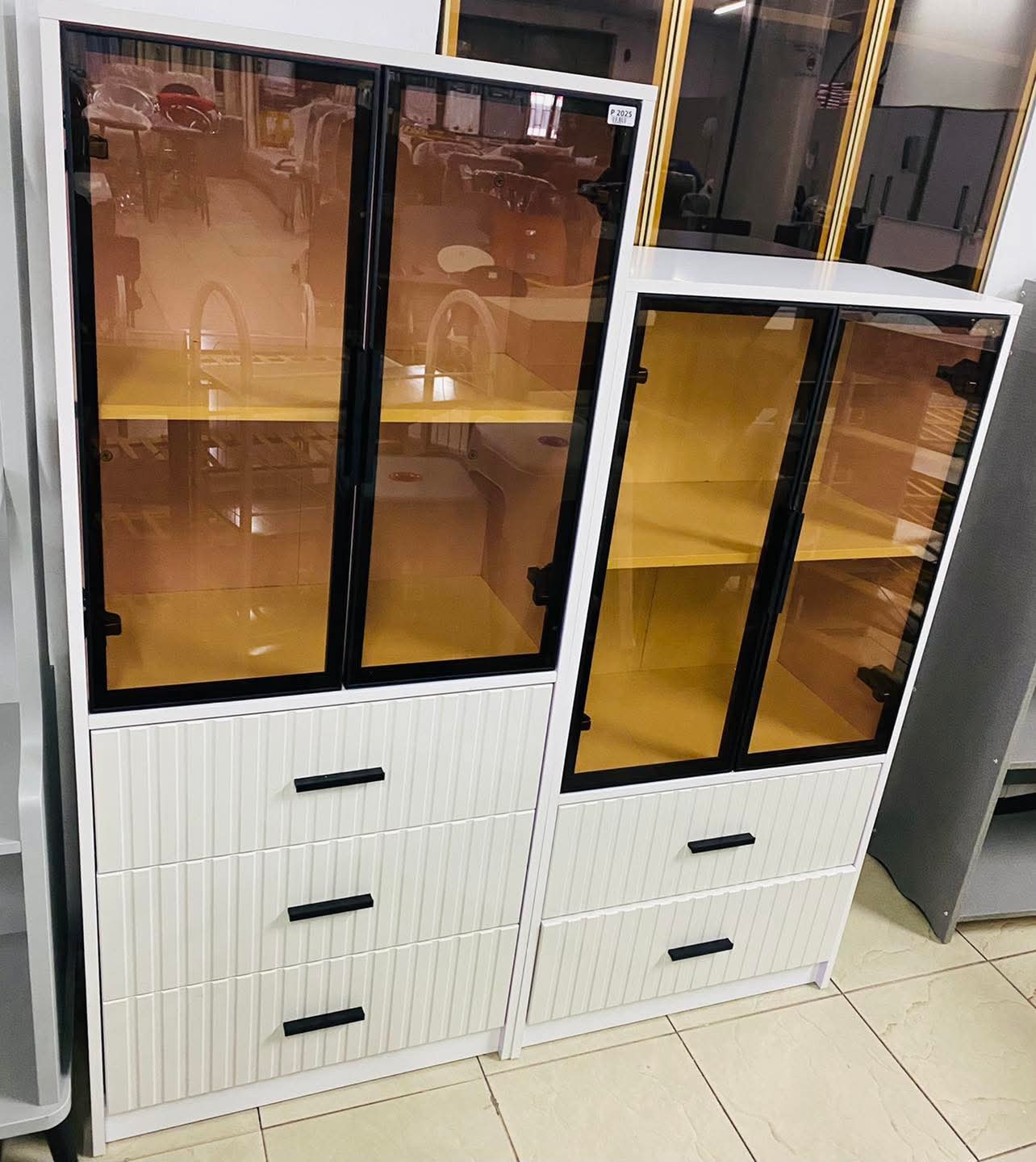 Dollap modern me xham dhe sirtarë organizues